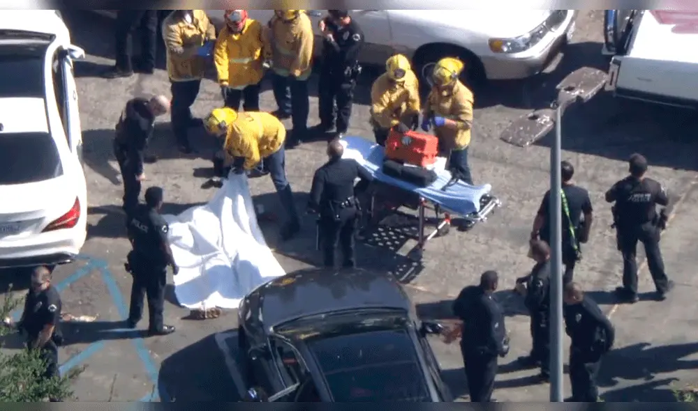 Los uniformados encontraron diversas armas de fuego en la escena del tiroteo en Los Ángeles. Foto: captura de Twitter / @johnschreiber