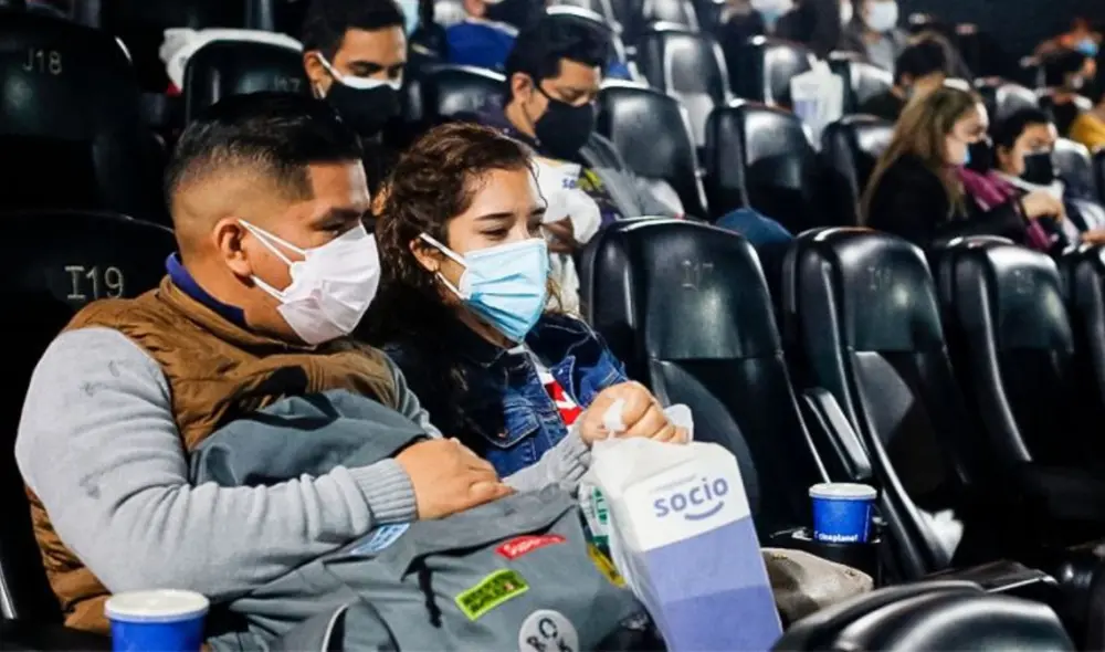 Ingreso de alimentos ajenos a la salas de cine ha generado debates en los últimos años. Foto: El Peruano