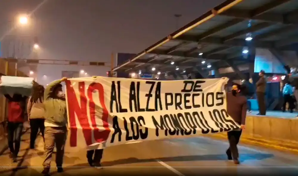 Usuarios continúan quejas contra alza de pasajes en el Metropolitano. Foto: Twitter Usuarios continúan quejas contra alza de pasajes en el Metropolitano. Foto: Twitter