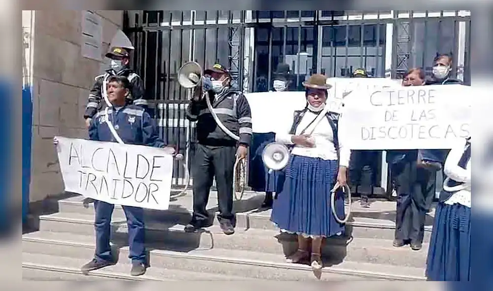 Juliaca. Un grupo de ronderos urbanos, con chicote en mano, exigieron al alcalde provincial la declaratoria de emergencia.