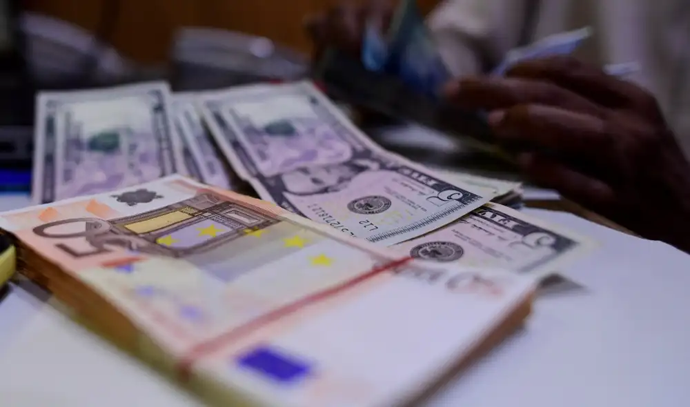 El euro recuperó un poco de terreno desde el viernes 22 de julio, cuando tuvo un tipo de cambio de US$ 1,0230. Foto: AFP El euro recuperó un poco de terreno desde el viernes 22 de julio, cuando tuvo un tipo de cambio de US$ 1,0230. Foto: AFP