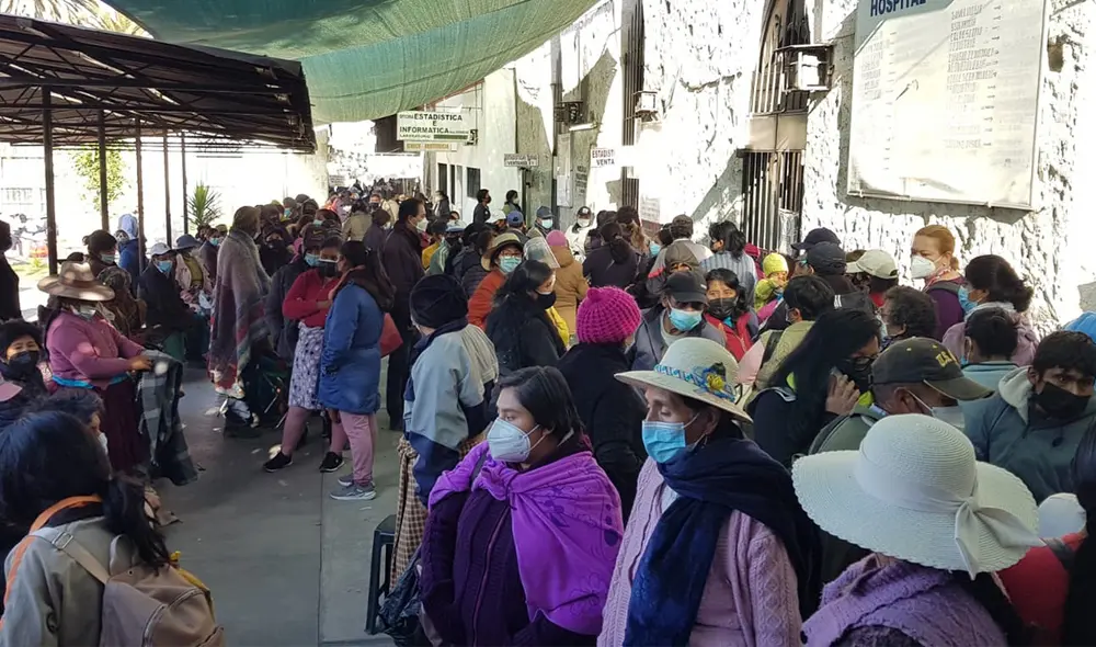Decenas de pacientes aguardan por una cita médica en el hospital más antiguo de Arequipa. Foto: URPI/Alexis Choque Decenas de pacientes aguardan por una cita médica en el hospital más antiguo de Arequipa. Foto: URPI/Alexis Choque