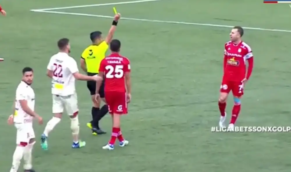 Calcaterra trabó por detrás a un rival de UTC y se ganó la amarilla. Foto: captura de Gol Perú Calcaterra trabó por detrás a un rival de UTC y se ganó la amarilla. Foto: captura de Gol Perú