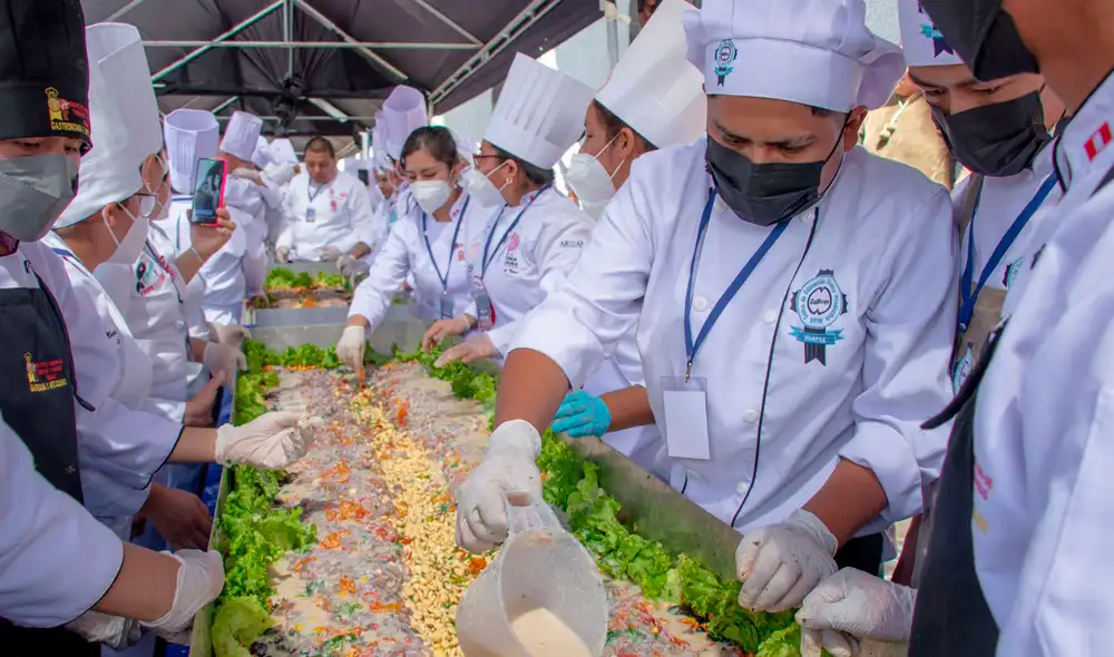 Para la elaboración del potaje se reunieron 165 cocineros destacados de diversas regiones del país. Foto: Gonzalo Horna