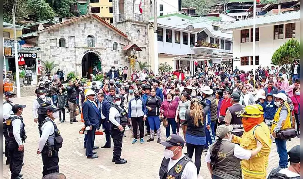 MALESTAR. Por varios días turistas no dejan de protestar en Aguas Calientes. Exigen la entrega de boletos para ingresar a ciudadela de Machupicchu. MALESTAR. Por varios días turistas no dejan de protestar en Aguas Calientes. Exigen la entrega de boletos para ingresar a ciudadela de Machupicchu.