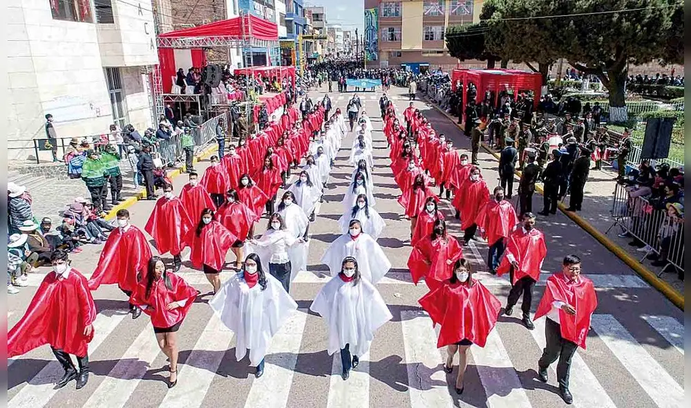 Por el Perú. Vistieron de rojo y blanco rindiendo así, un homenaje por los 201 años de la Independencia del Perú. Fue en la plaza de Juliaca. Foto: Juan Cisneros/ La República Por el Perú. Vistieron de rojo y blanco rindiendo así, un homenaje por los 201 años de la Independencia del Perú. Fue en la plaza de Juliaca. Foto: Juan Cisneros/ La República