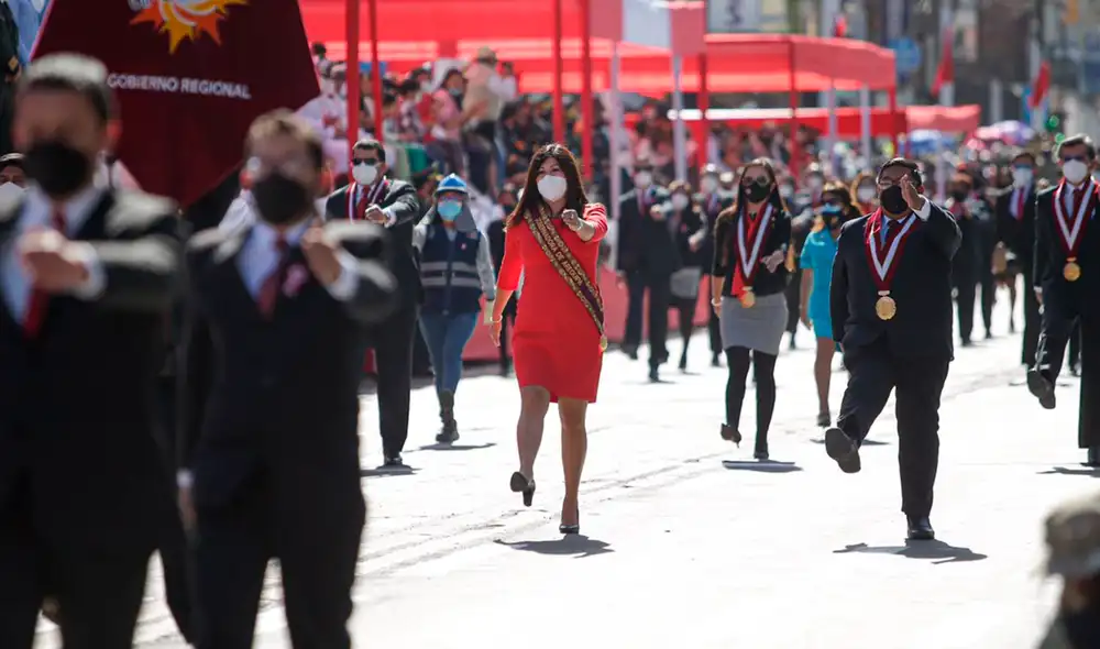 Gobernadora Kimmerlee Gutiérrez participó en desfile. Foto: Rodrigo Talavera/ La República Gobernadora Kimmerlee Gutiérrez participó en desfile. Foto: Rodrigo Talavera/ La República