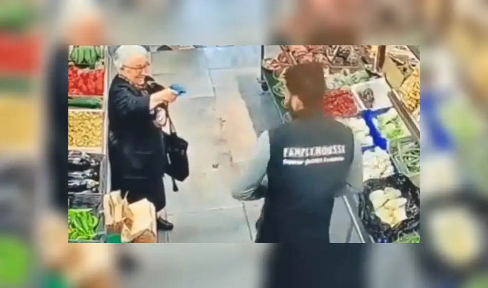 El empleado del supermercado tomó acción y utilizó lo que tenía a la mano para ser un digno 'oponente'. Foto: captura de Twitter/@Odososfzdmerda