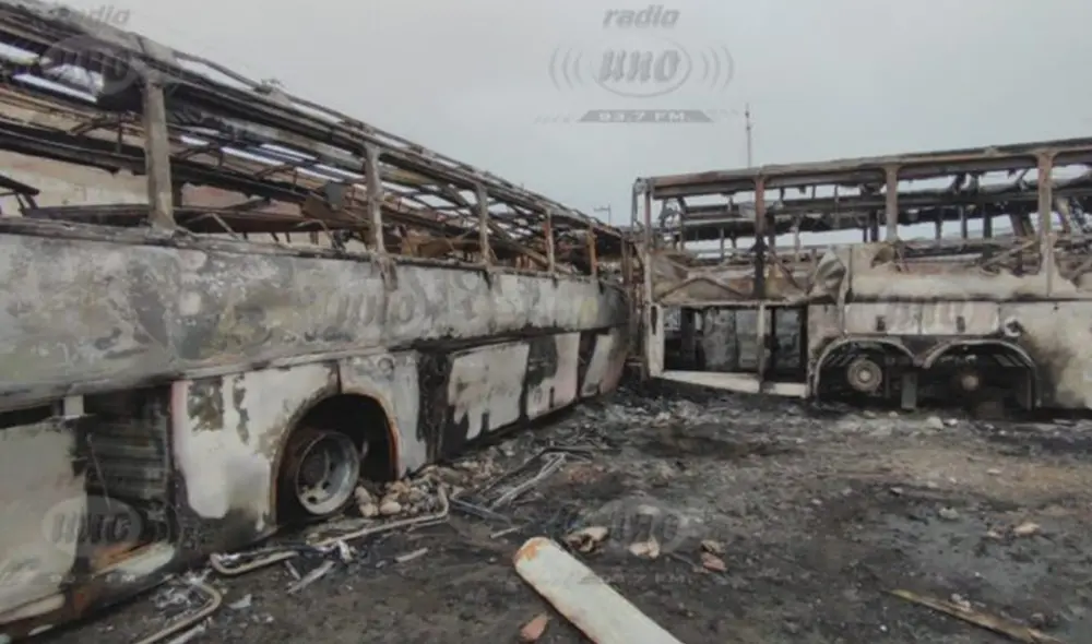 Los buses terminaron calcinados dentro del almacén. Foto: Cortesía Radio Uno
