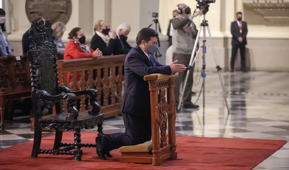 Castillo Terrones arrodillado en la misa de San Pedro y San Pablo hecha en la Catedral de Lima. Foto: Antonio Melgarejo/La República Castillo Terrones arrodillado en la misa de San Pedro y San Pablo hecha en la Catedral de Lima. Foto: Antonio Melgarejo/La República