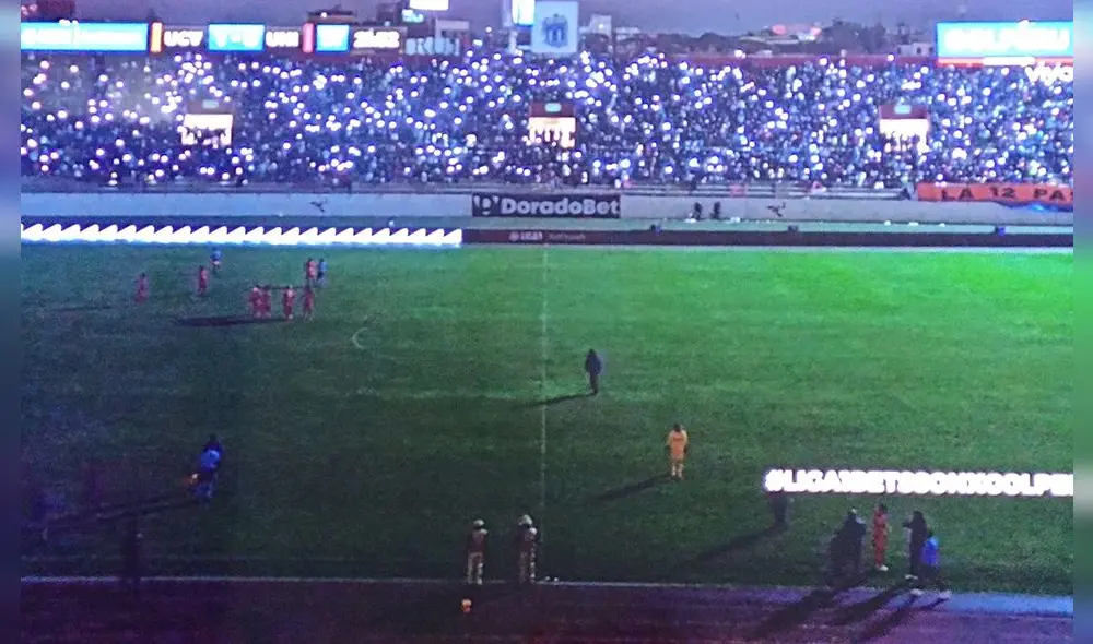 La luz del estadio Mansiche se cortó en el segundo tiempo. Foto: captura Gol Perú La luz del estadio Mansiche se cortó en el segundo tiempo. Foto: captura Gol Perú
