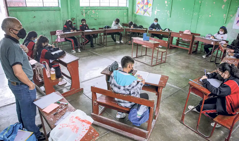 Difícil situación. Docentes, padres y estudiantes hacen todo el esfuerzo para recuperar los aprendizajes, a pesar de las deficiencias. Urgen acciones eficaces. Foto: John Reyes/La República