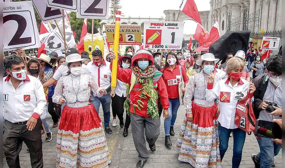 Su última alternativa. Castillo todavía cuenta con aliados. Estos lo pueden abandonar si hoy no da un mensaje claro que alivie la crisis que vive el país. Foto: La República/Archivo