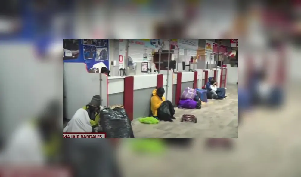 Ciudadanía pernocta en el terminal de Yerbateros para encontrar pasajes. Foto: captura de América