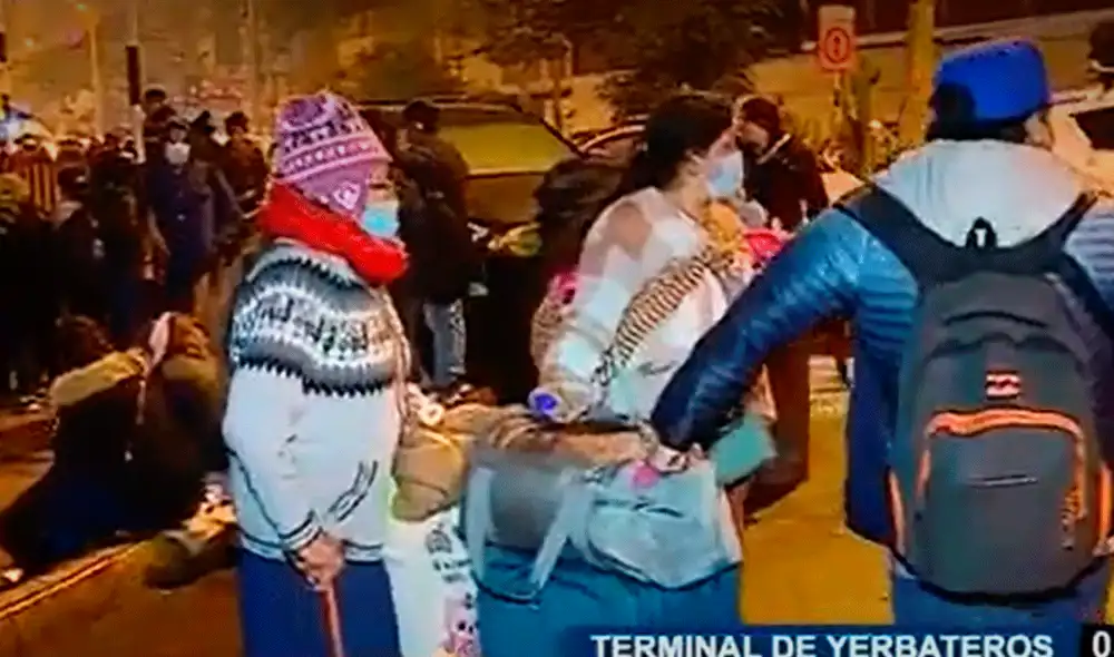 Ciudadanos se alistaron para viajar por Fiestas Patrias. Foto: captura de TV Perú Ciudadanos se alistaron para viajar por Fiestas Patrias. Foto: captura de TV Perú
