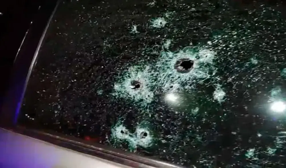 El vehículo recibió más de 10 impactos de bala por parte de los policías. Foto: Extra El vehículo recibió más de 10 impactos de bala por parte de los policías. Foto: Extra