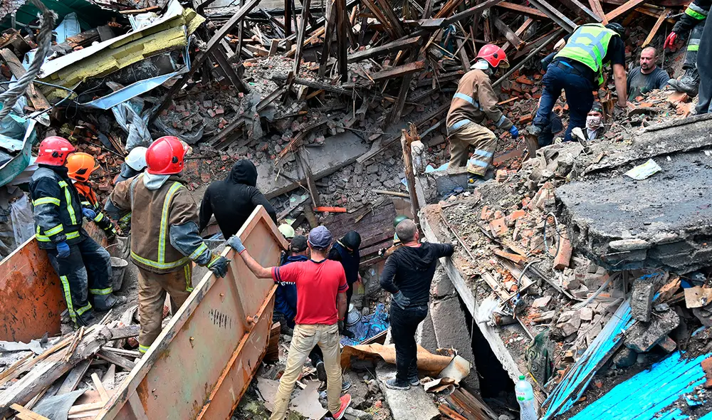 El impacto de los misiles dejó 13 civiles y 12 militares heridos, y destruyó dos aviones civiles ucranianos. Foto: AFP / referencial