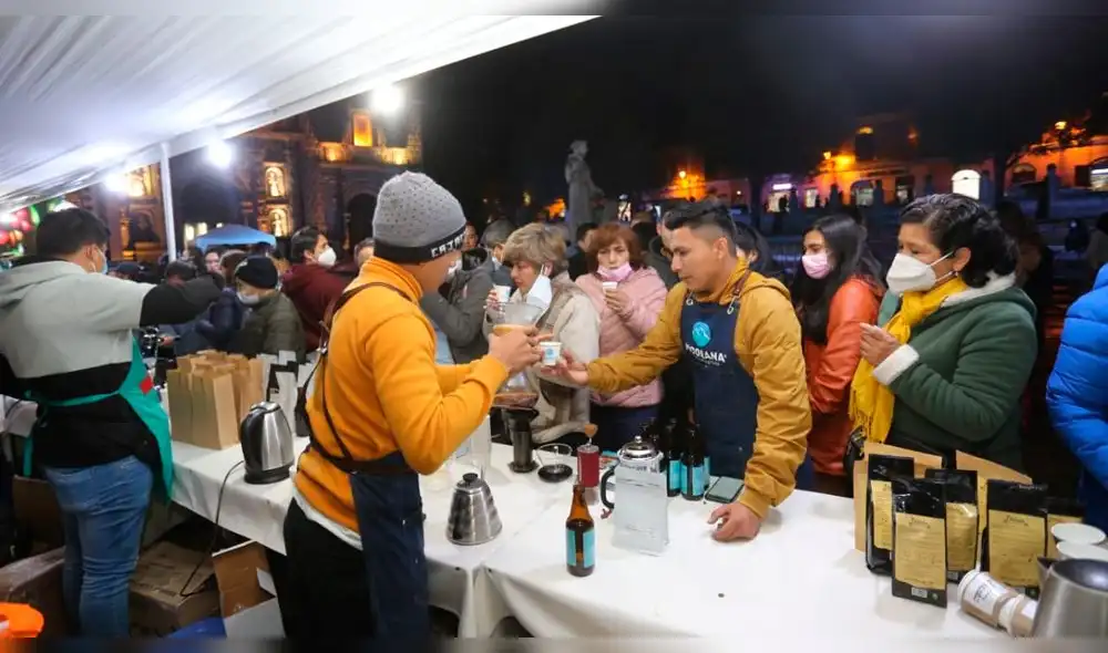 Turistas y visitantes disfrutan gratis café cajamarquino. Foto: GRC. Turistas y visitantes disfrutan gratis café cajamarquino. Foto: GRC.