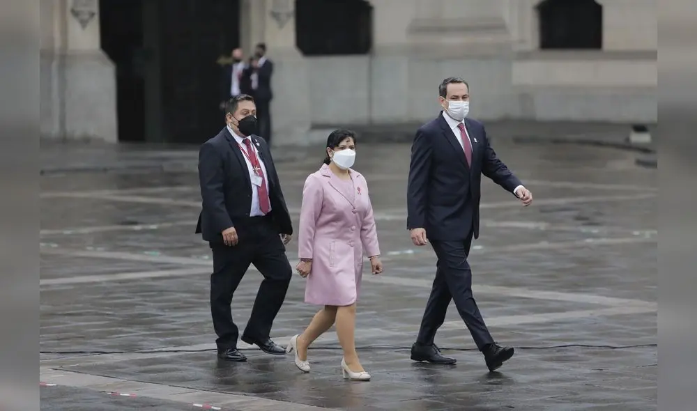 La Primera Dama ha utilizado un llamativo vestido de color rosa. Foto: Gerardo Marín/La República La Primera Dama ha utilizado un llamativo vestido de color rosa. Foto: Gerardo Marín/La República