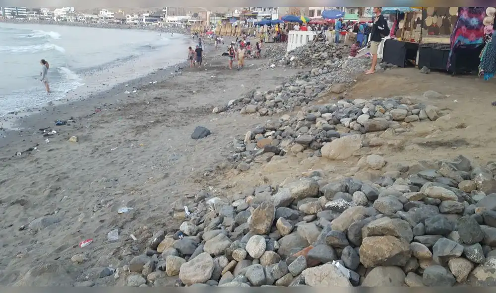 El mar ha ido desapareciendo las playas en Huanchaco. Foto: La República El mar ha ido desapareciendo las playas en Huanchaco. Foto: La República
