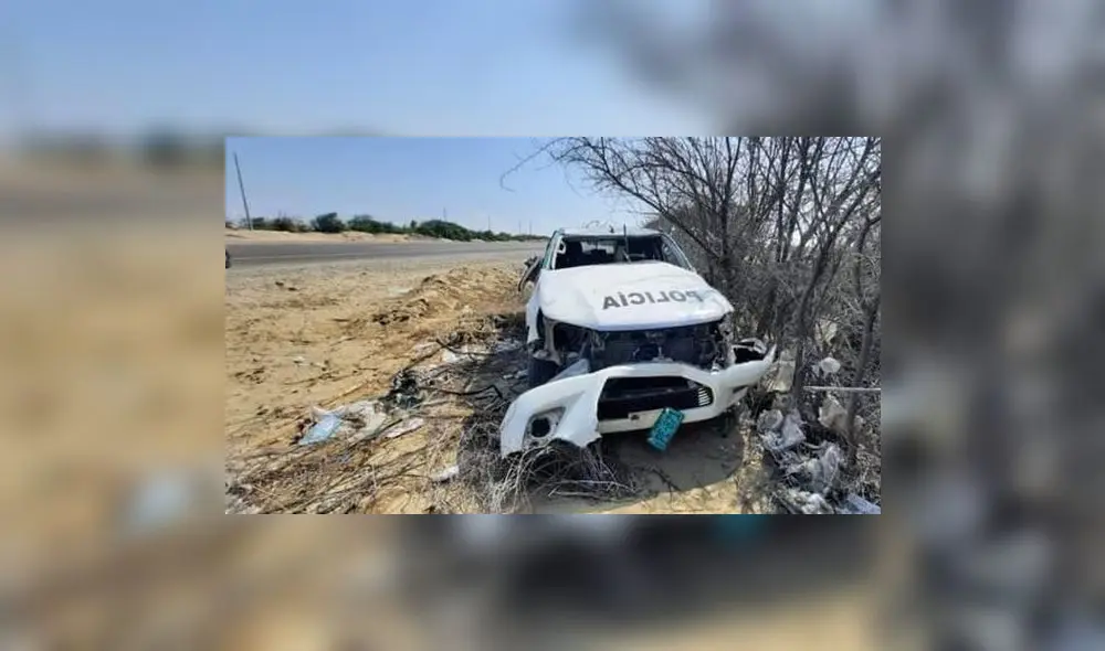 Camioneta policial quedó destrozada a un lado de la carretera. Foto: Facebook M.F.