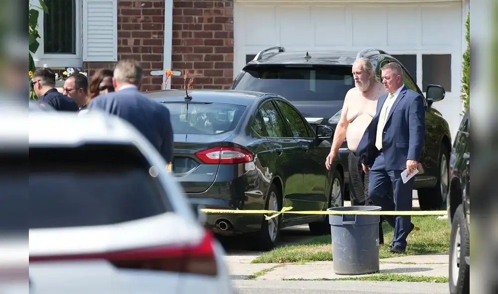 El cuerpo de Verriest es sacado de su casa después del espantoso ataque. Foto: New York Post El cuerpo de Verriest es sacado de su casa después del espantoso ataque. Foto: New York Post