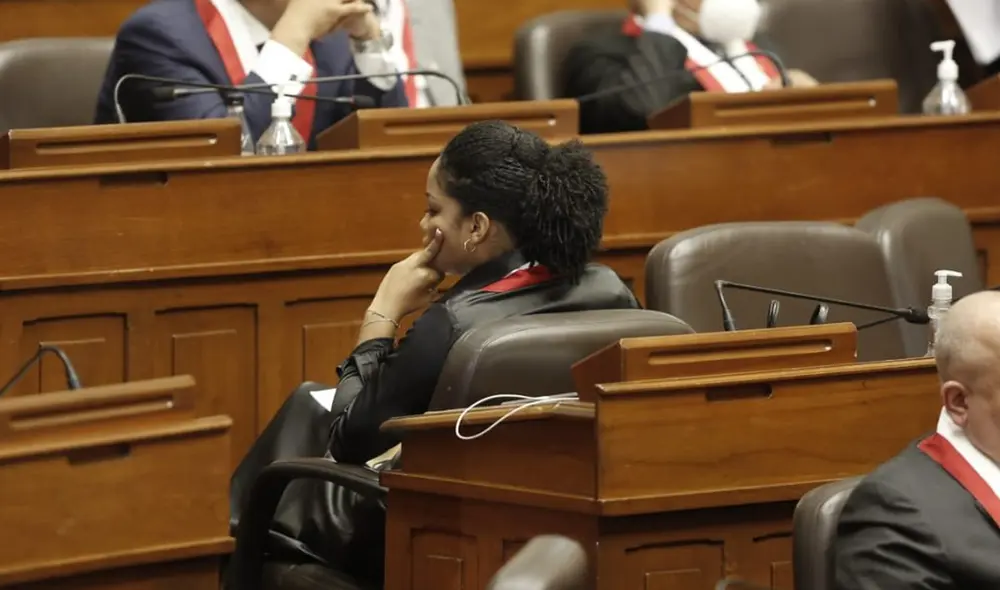 Rosangella Barbarán dio la espalda al presidente, Pedro Castillo, durante su mensaje este 28 de julio en el Congreso. Foto: Antonio Melgarejo/La República Rosangella Barbarán dio la espalda al presidente, Pedro Castillo, durante su mensaje este 28 de julio en el Congreso. Foto: Antonio Melgarejo/La República