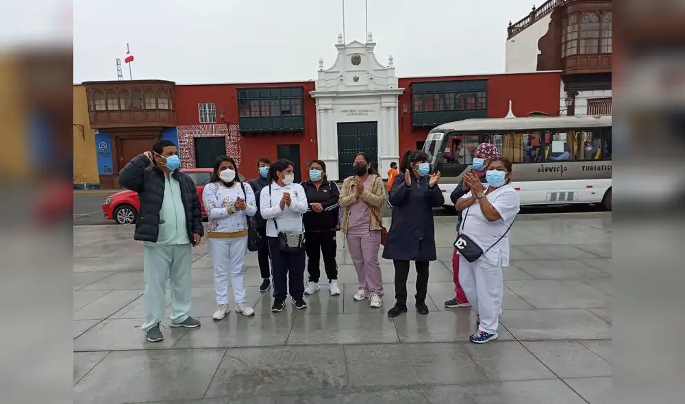 Representantes del personal CAS COVID-19 protestó en plaza de armas. Foto: Y. Goicochea/La República