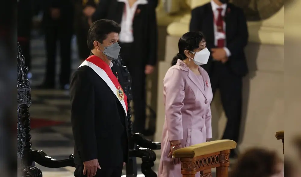 El Presidente, Pedro Castillo junto a la primera dama, Lilia Paredes, y diversas personalidades acuden a la Misa Te Deum en la Basílica de la Catedral de Lima. Foto: Carlos Félix/La República El Presidente, Pedro Castillo junto a la primera dama, Lilia Paredes, y diversas personalidades acuden a la Misa Te Deum en la Basílica de la Catedral de Lima. Foto: Carlos Félix/La República