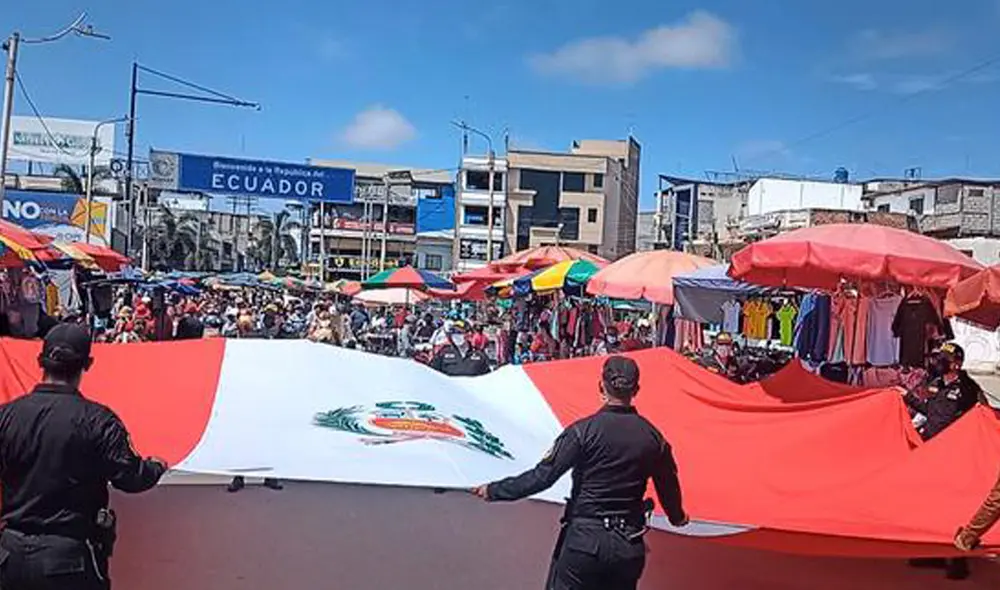La conmemoración llamó la atención de las personas que se encontraban en el lugar, incluidos extranjeros. Foto: D'Tumbes Noticias La conmemoración llamó la atención de las personas que se encontraban en el lugar, incluidos extranjeros. Foto: D'Tumbes Noticias