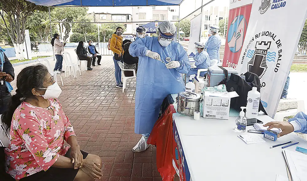 Dosis. En el mensaje presidencial no se reconoció la caída en el nivel de vacunación contra el COVID-19. Expertos dicen que el sector Salud ya no es prioridad. Foto: Félix Conteras / La República