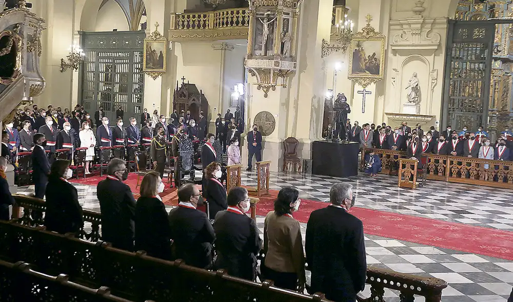 Misa. Presidente Pedro Castillo y primera dama, Lilia Paredes, asistieron a la misa y tedeum que se realizó ayer en la catedral de Lima desde muy temprano. Foto: Félix Contreras / La República