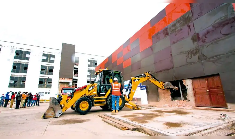 Demora. En hospital Lorena solo se inicio la demolición. Foto: La República