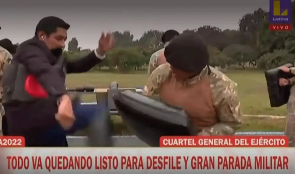 El periodista se animó a participar en la demostración de combate táctico. Foto: captura de Latina
