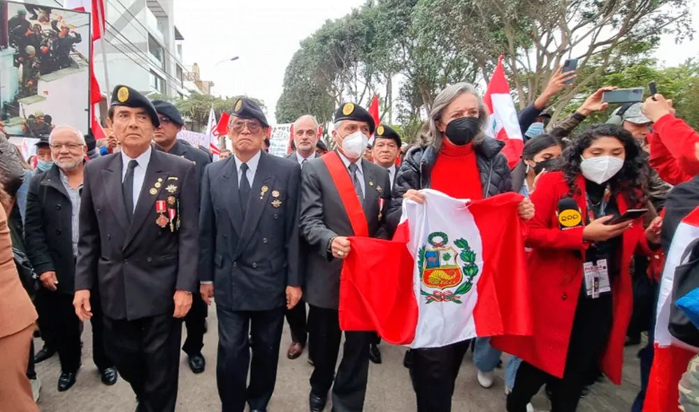 Simpatizantes, amigos y familiares de los veteranos del comando Chavín de Huántar manifestaron su rechazo al Gobierno de Pedro Castillo. Video: Latina