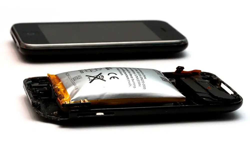 Hay varias causas que provocan que la batería de tu smartphone se hinche. Foto: Xataka