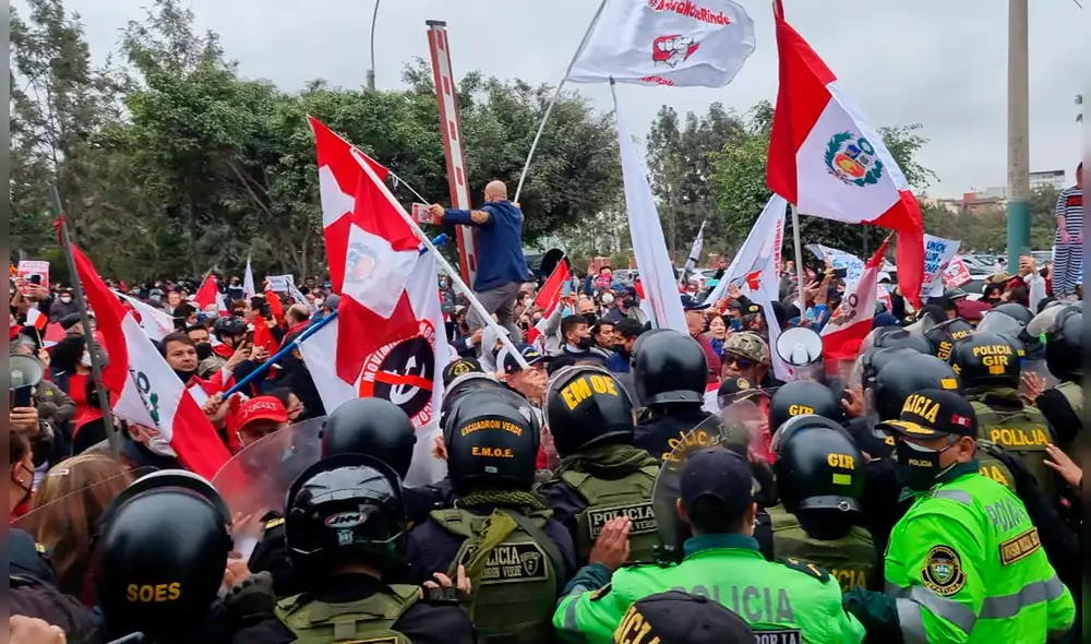 Muchos ciudadanos se han unido a la protesta de los excomandos Chavín de Huántar. Foto: URPI-LR