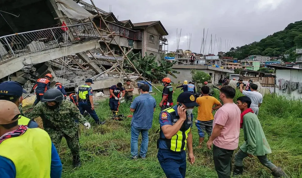 Equipo de rescate está en el lugar donde se derrumbó un edificio en la provincia de Benguet después de que un terremoto de magnitud 7,1 azotara el norte de Filipinas. Foto: AFP Equipo de rescate está en el lugar donde se derrumbó un edificio en la provincia de Benguet después de que un terremoto de magnitud 7,1 azotara el norte de Filipinas. Foto: AFP