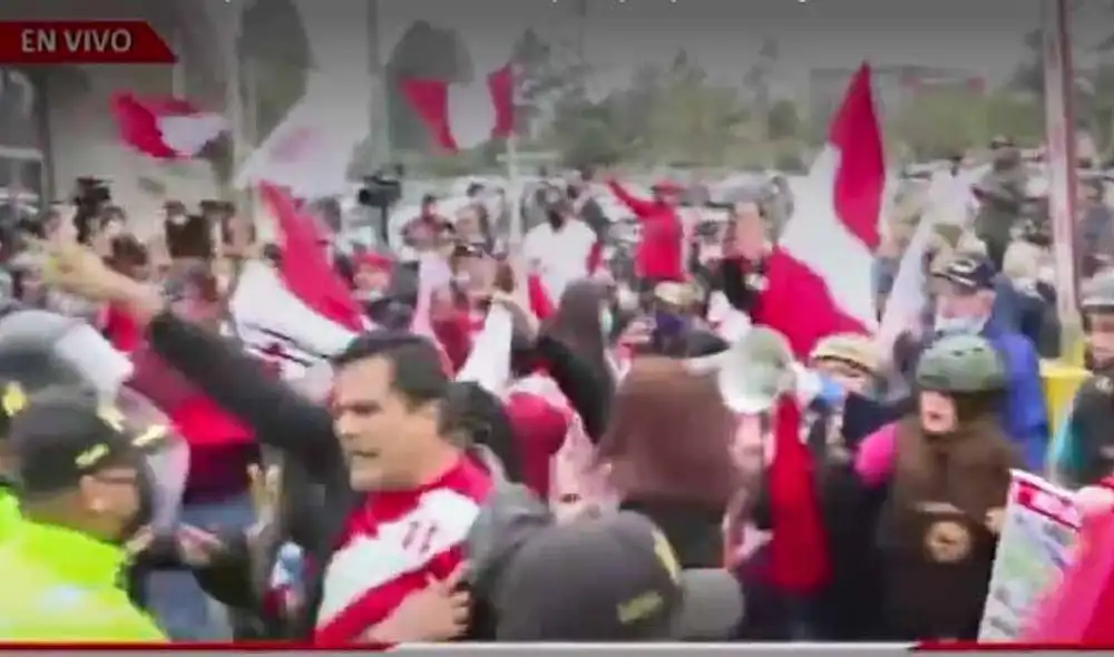 El altercado fue rápidamente controlado por los efectivos policiales con ayuda del personal del Ejercito. Foto captura Panamericana El altercado fue rápidamente controlado por los efectivos policiales con ayuda del personal del Ejercito. Foto captura Panamericana