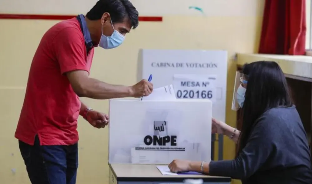 Todavía será obligatorio asistir al local de votación portando doble mascarilla o la KN-95. Foto: Andina.