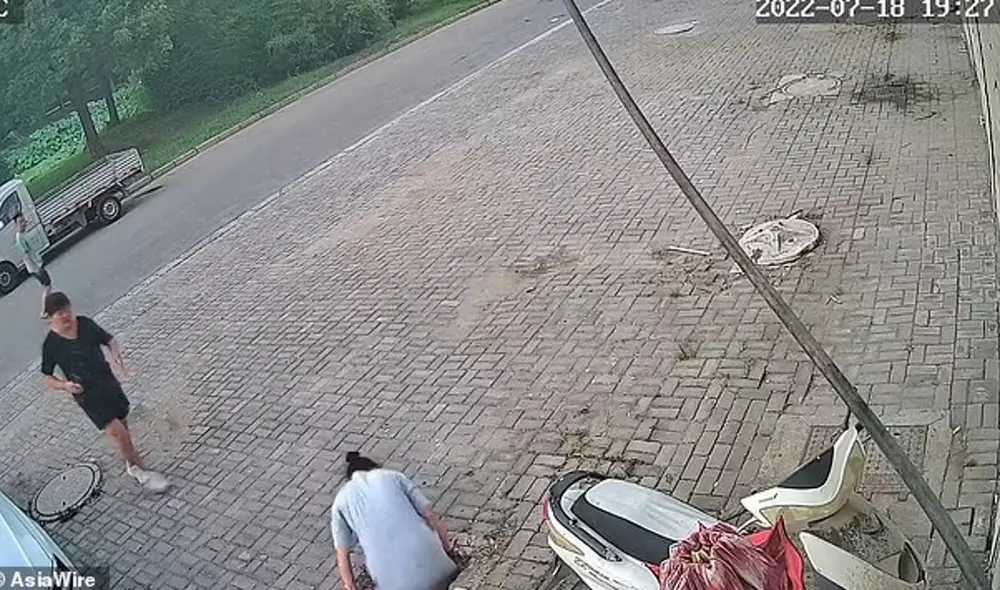 La mujer, luego de salir del hoyo, tomó a su nieto para incentivarlo a toser. Foto: Captura/Twitter La mujer, luego de salir del hoyo, tomó a su nieto para incentivarlo a toser. Foto: Captura/Twitter