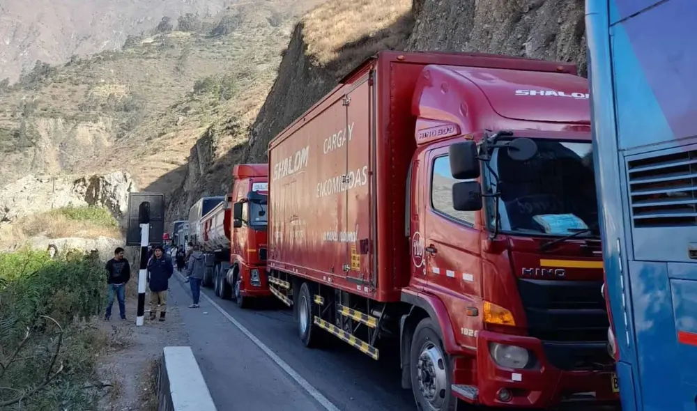 La cola inicia desde el km 70 al 80 de la vía, por la zona de Matucana a San Mateo. Foto La República