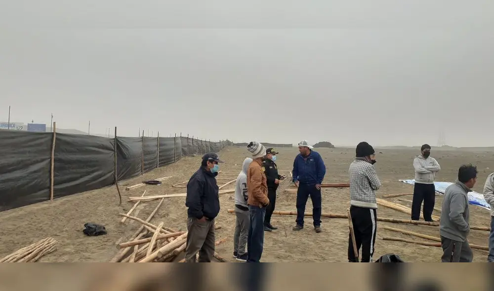 Los invasores usaron palos, mantas negras de polietileno y ranchos rústicos. Foto: PECh Los invasores usaron palos, mantas negras de polietileno y ranchos rústicos. Foto: PECh