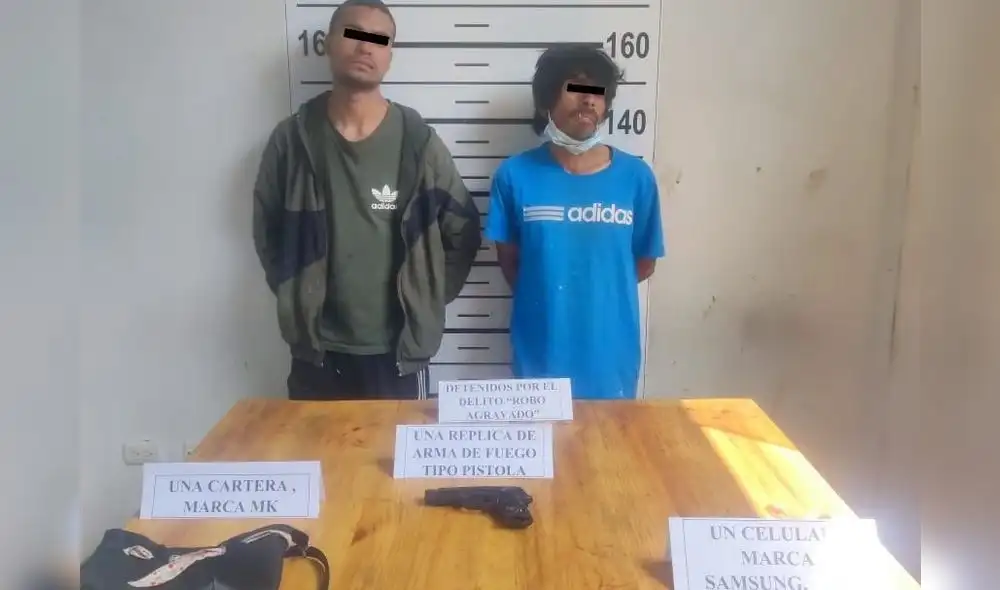 Se les incautó una réplica de arma de fuego y los objetos robados. Foto: PNP
