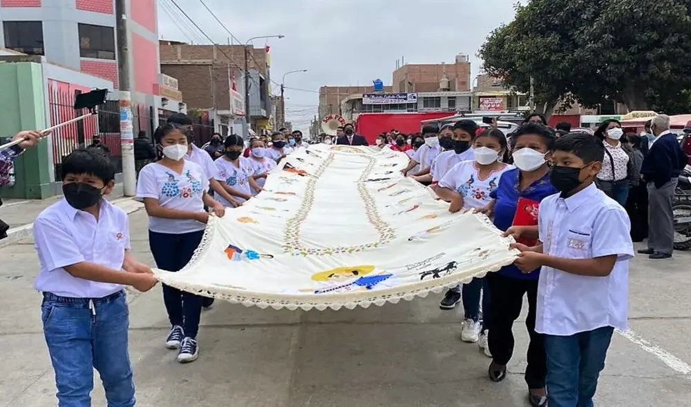El 28 de julio se realizó la presentación del mantel gigante en el distrito de Monsefú. Foto: Andina