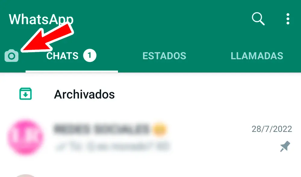 Solo la versión de WhatsApp para Android tiene el ícono de cámara debajo del nombre. Foto: composición LR