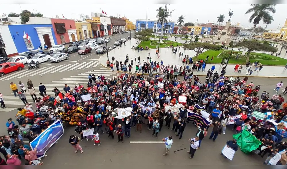 Familias humildes reclamaban titulación haciendo marchas. Foto: MPT Familias humildes reclamaban titulación haciendo marchas. Foto: MPT