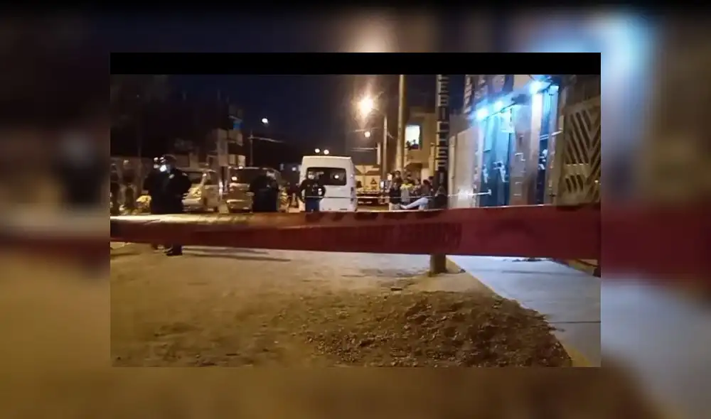 Asesinos esperaron que su víctima salga de bar para matarlo. Foto: captura video Con Memoria Asesinos esperaron que su víctima salga de bar para matarlo. Foto: captura video Con Memoria