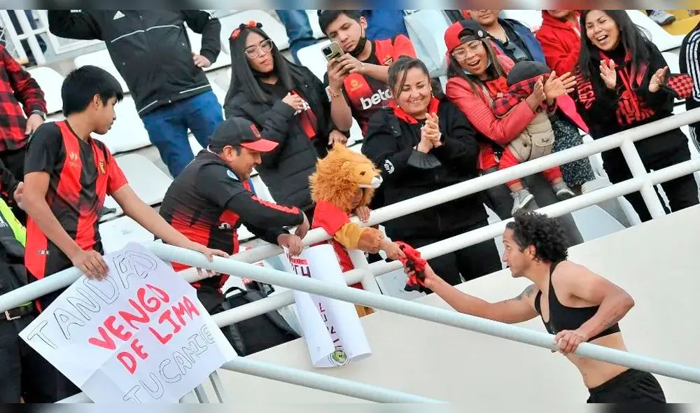 Jugadores generan más cercanía con los pequeños hinchas que van a alentarlos. Foto: FBC Melgar