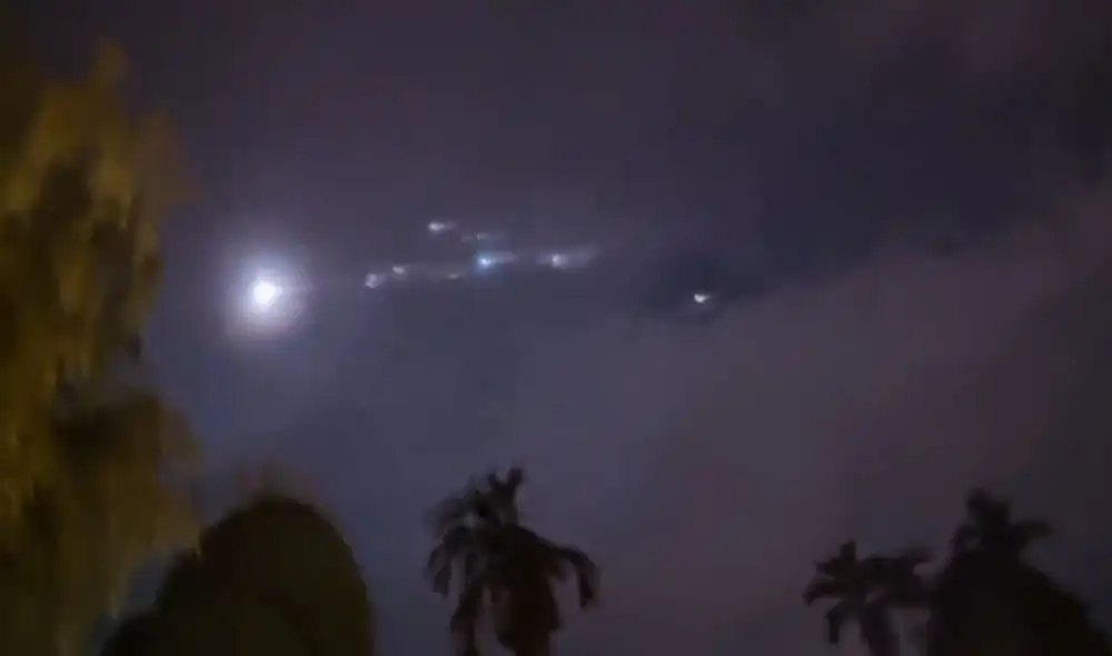 Restos del cohete chino Long March 5B vistos en Malasia este 30 de julio. Foto: Twitter